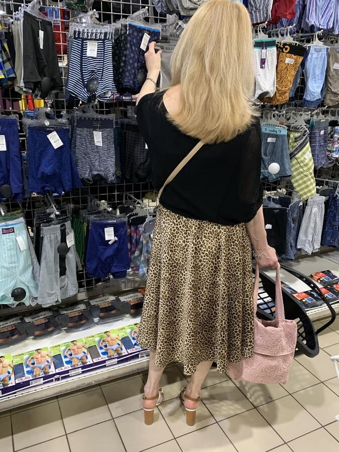 Sexy hot milf mature upskirt