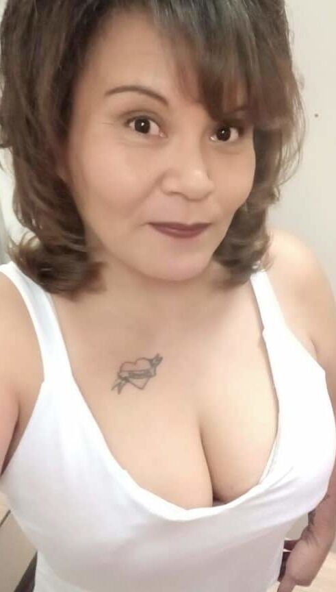 Horny Facebook mom Lene Chvz needs cum on her tits