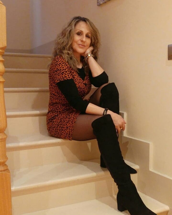 Hot amateur mature Marie in black Nylon