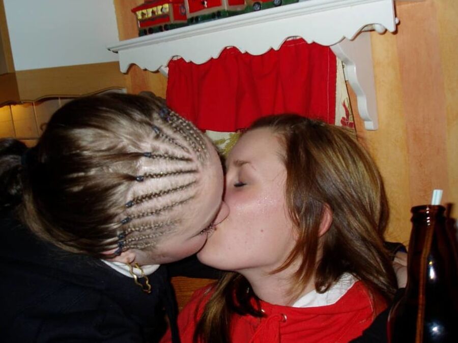 Lesbische Kuesse (Lesbian Kisses)
