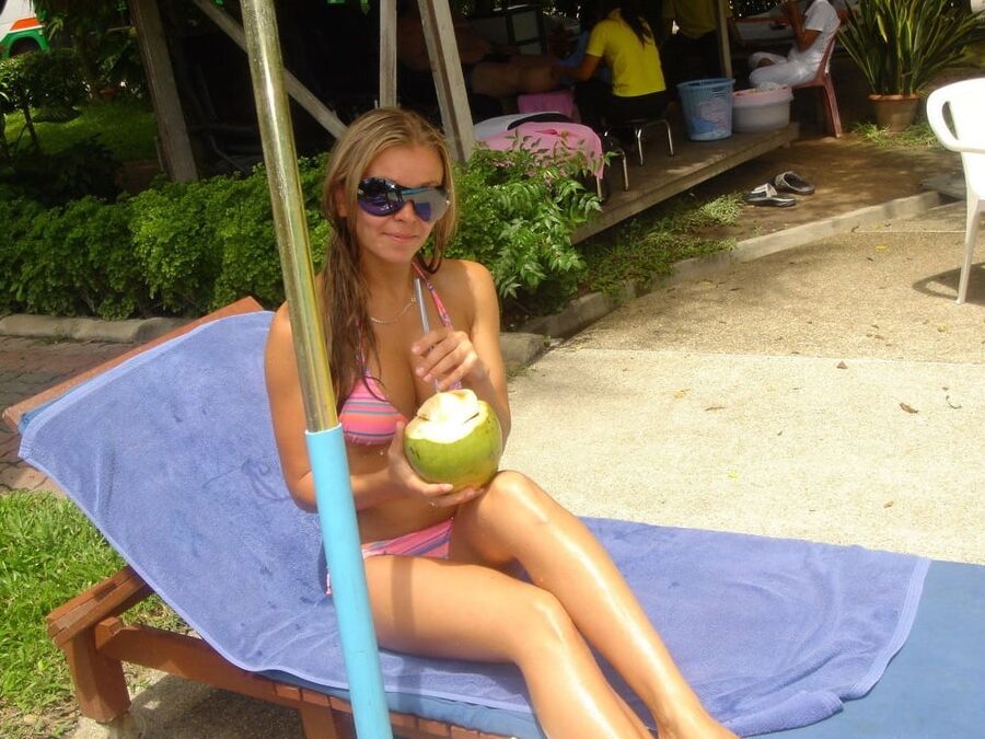 Femme magnifique aux gros seins pose nue en vacances