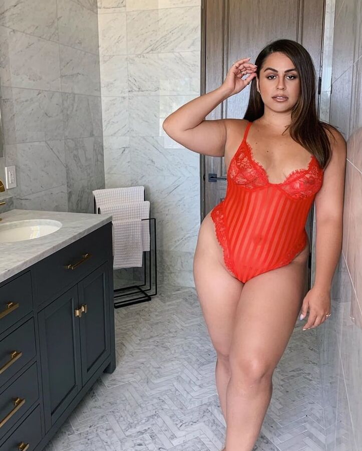 Curvy Model