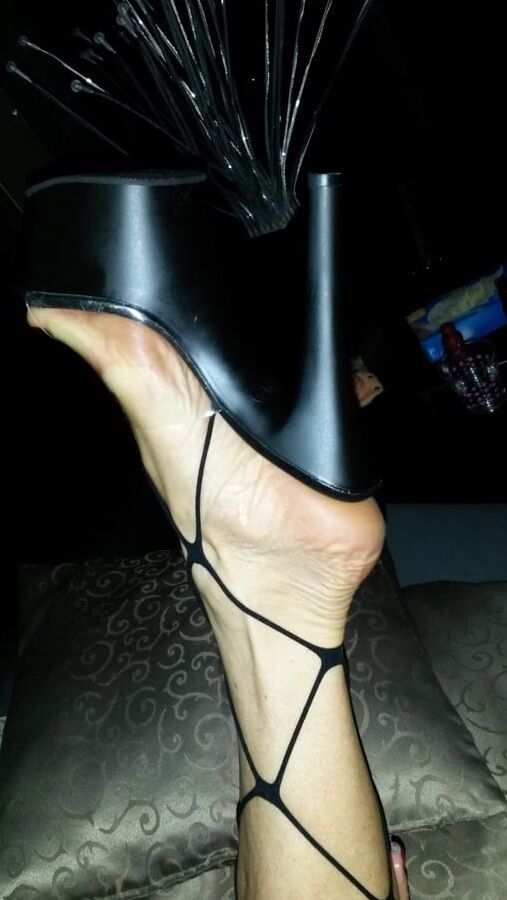 Julia Exclusiv feet