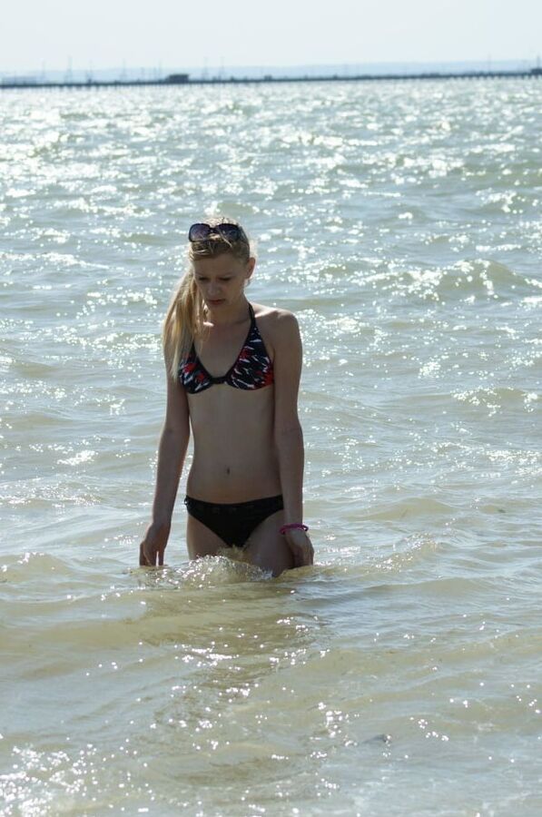 Skinny blonde gf