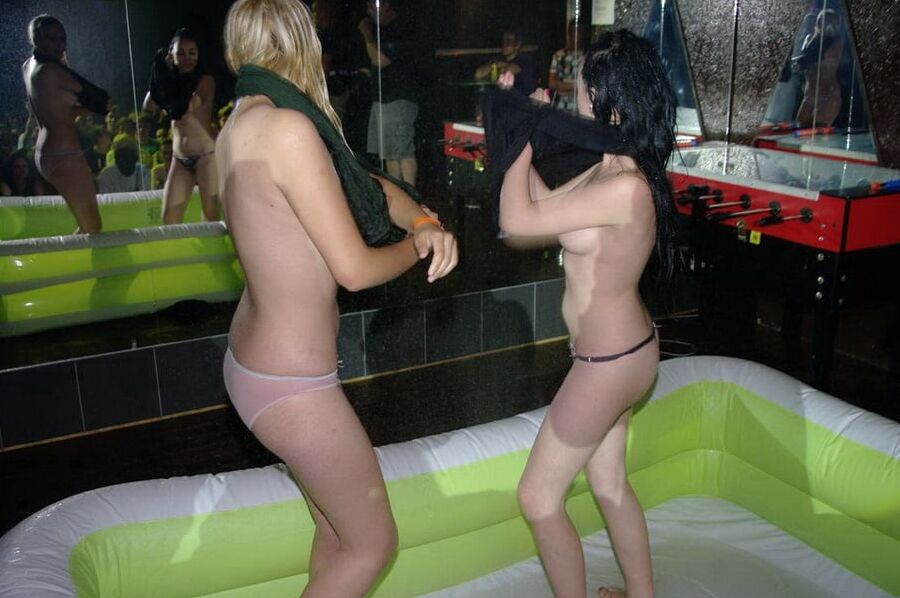 des coquines s&;amusent en club
