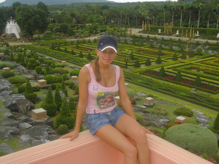 Femme magnifique aux gros seins pose nue en vacances