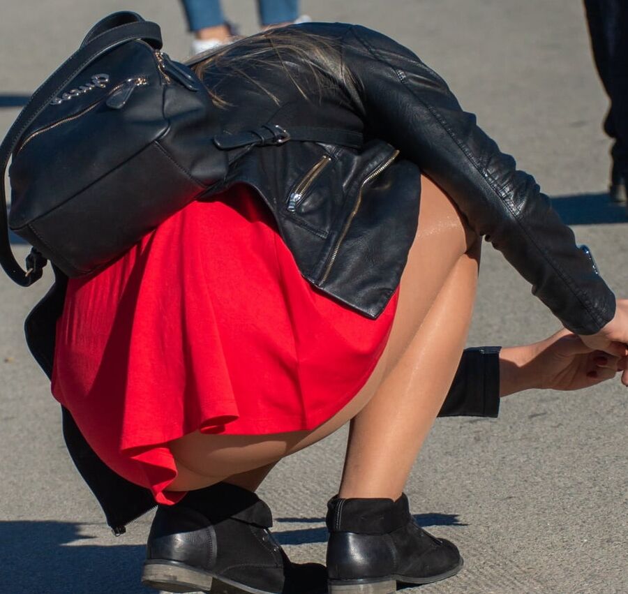 Street Pantyhose - Dumb Girls Flashing the Gash Part