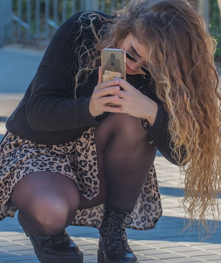 Street Pantyhose - Dumb Girls Flashing the Gash Part