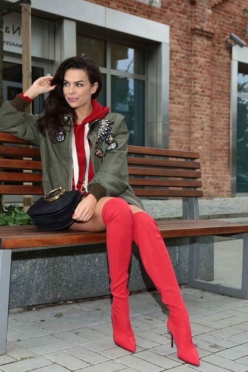 hot chicks on benches