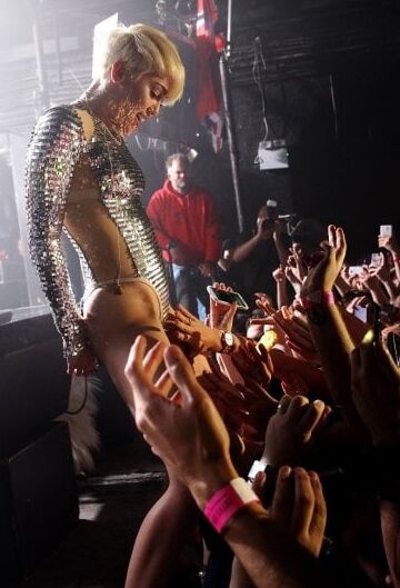 Celeb bitch Miley Cyrus