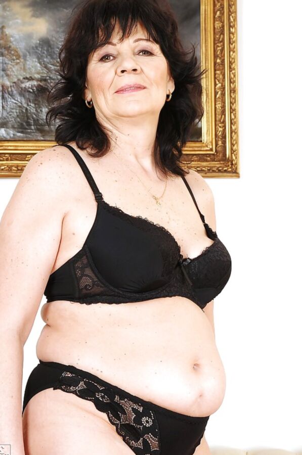 Olgun ve dolgun anne yasli tombul memeler azgin bbw turk