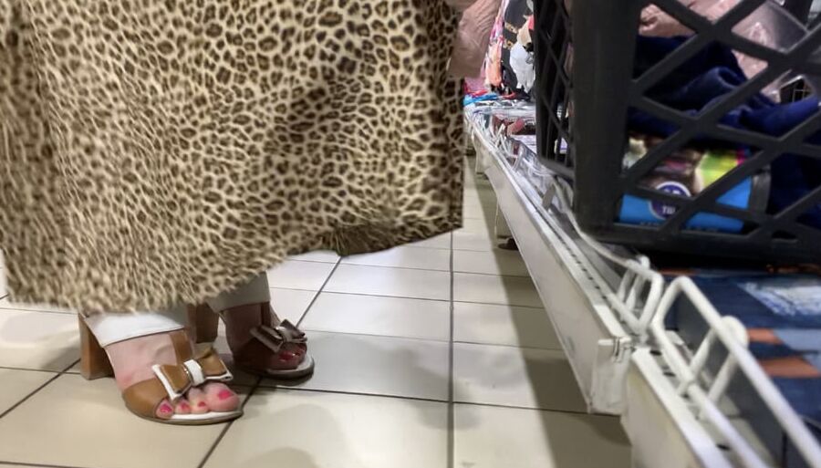 Sexy hot milf mature upskirt