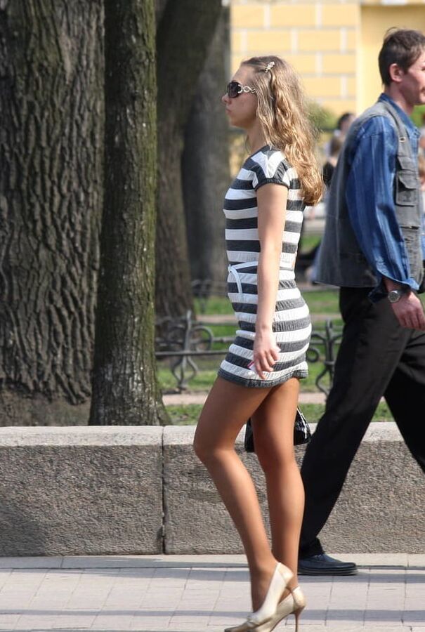 Blonde en collants