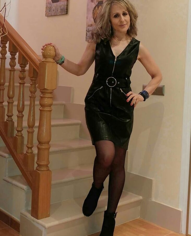 Hot amateur mature Marie in black Nylon
