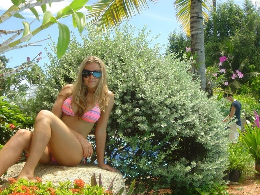 Femme magnifique aux gros seins pose nue en vacances