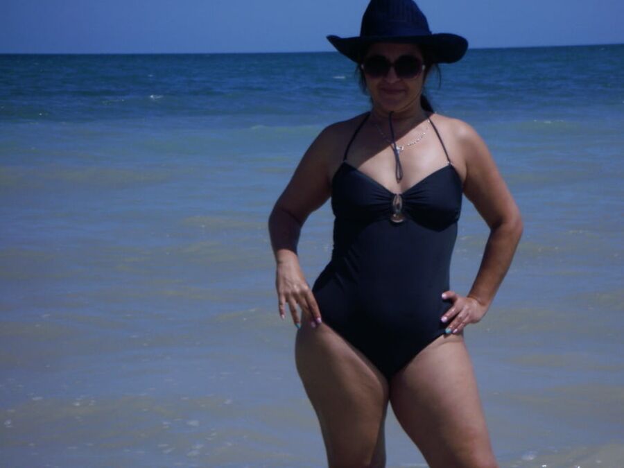mexicana madurita milf en playita deja ver su celulitis