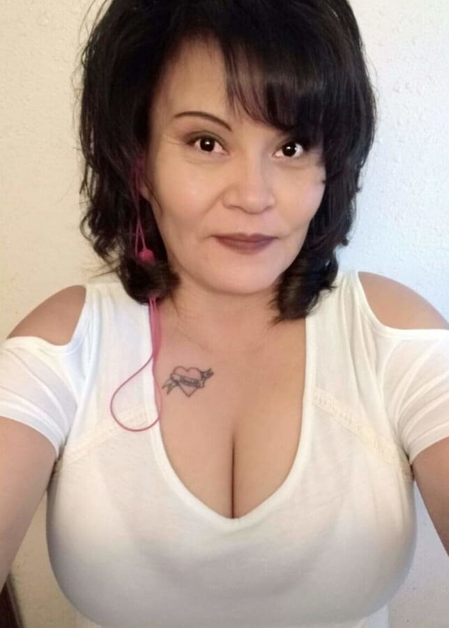 Horny Facebook mom Lene Chvz needs cum on her tits