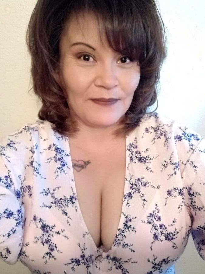 Horny Facebook mom Lene Chvz needs cum on her tits