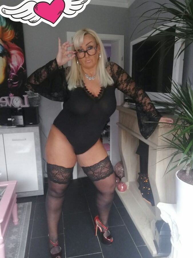 CURVY GERMAN MILF BLONDE WHORE