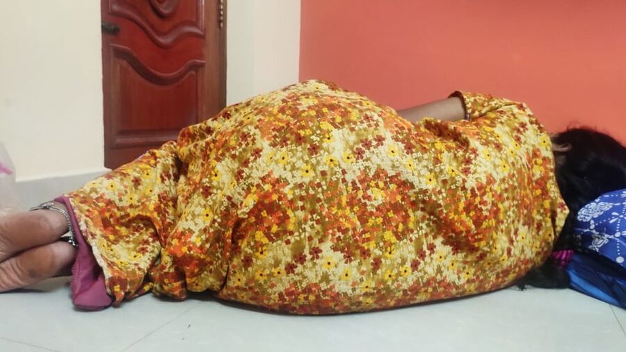 Sexy Indian ladies ass and thighs