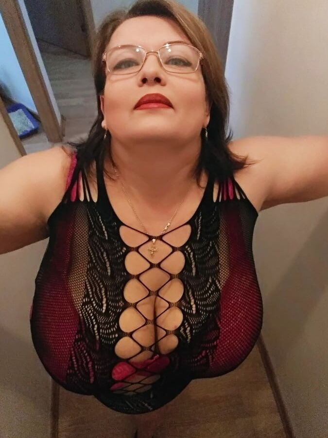 Bbw mix (Cleavage with glasses)