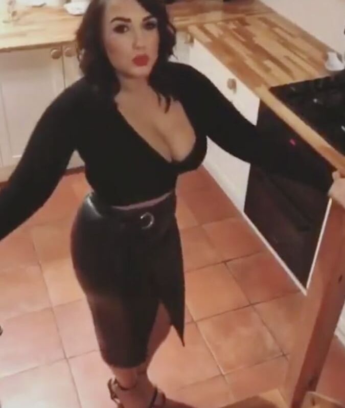 Busty Babe: Alicia