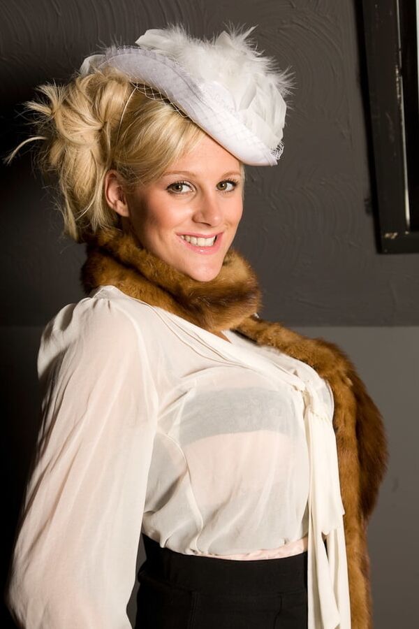BLONDE STOCKING MILF POSING