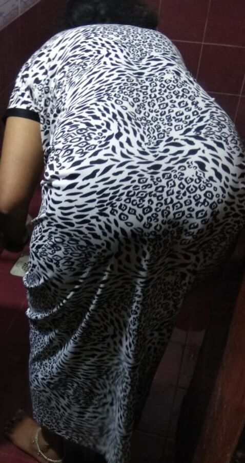 Sexy Indian ladies ass and thighs
