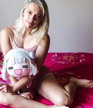 Kayli mills (petite blonde voice actress)