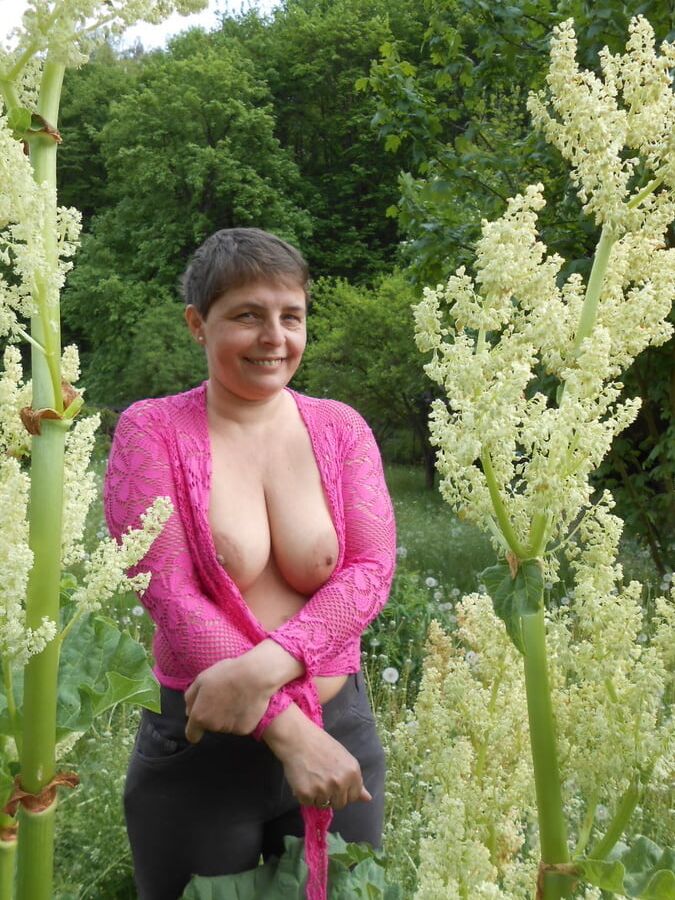 Flashing hot tits - Outdoor