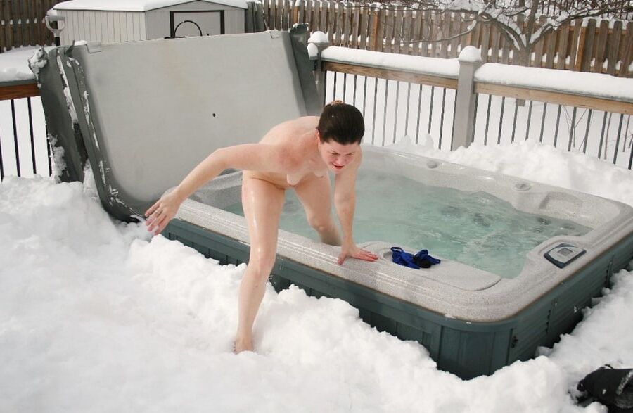 SekushiLover - Fun Mom Elise Craves The Outdoor Hot Tub