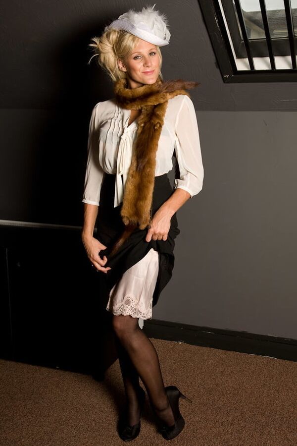 BLONDE STOCKING MILF POSING