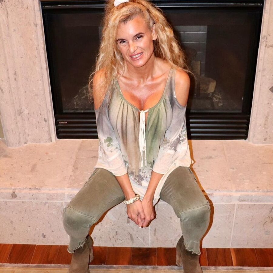 Hot mature mom in thight pants