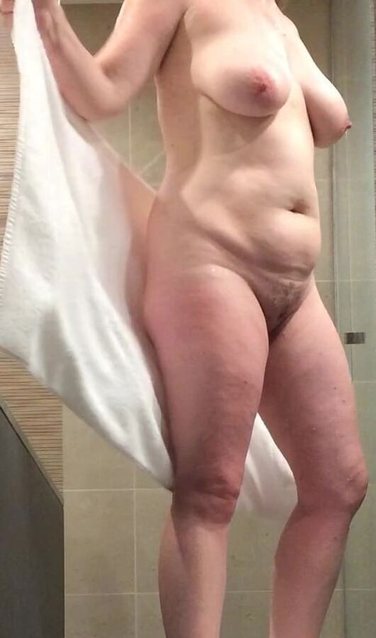 Mommies huge tits to expose