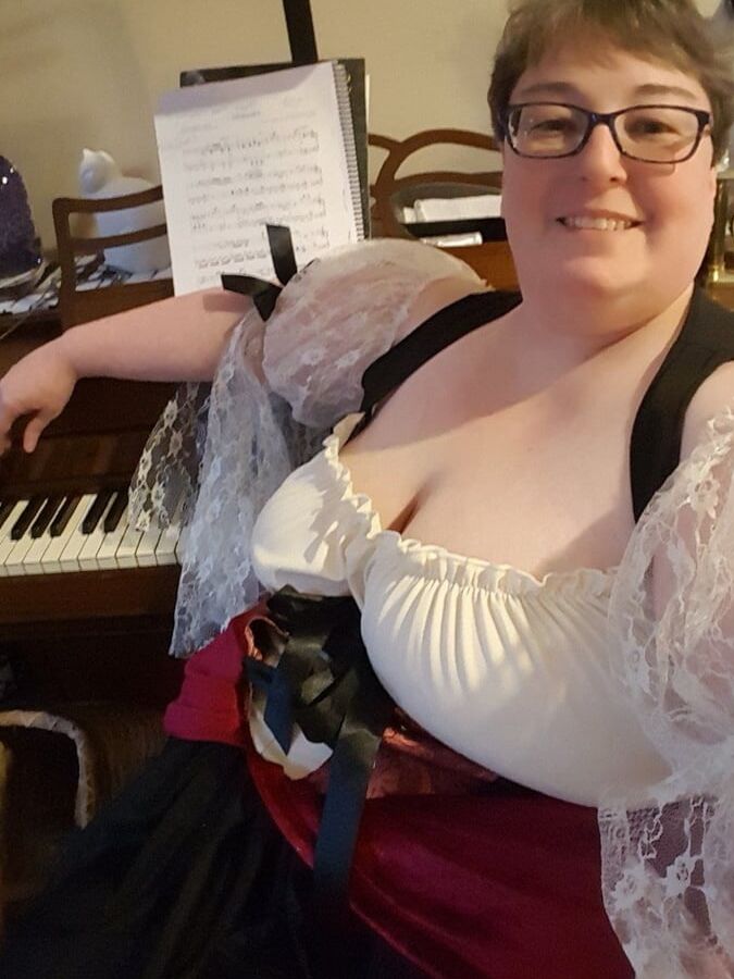 Bbw mix (Cleavage with glasses)