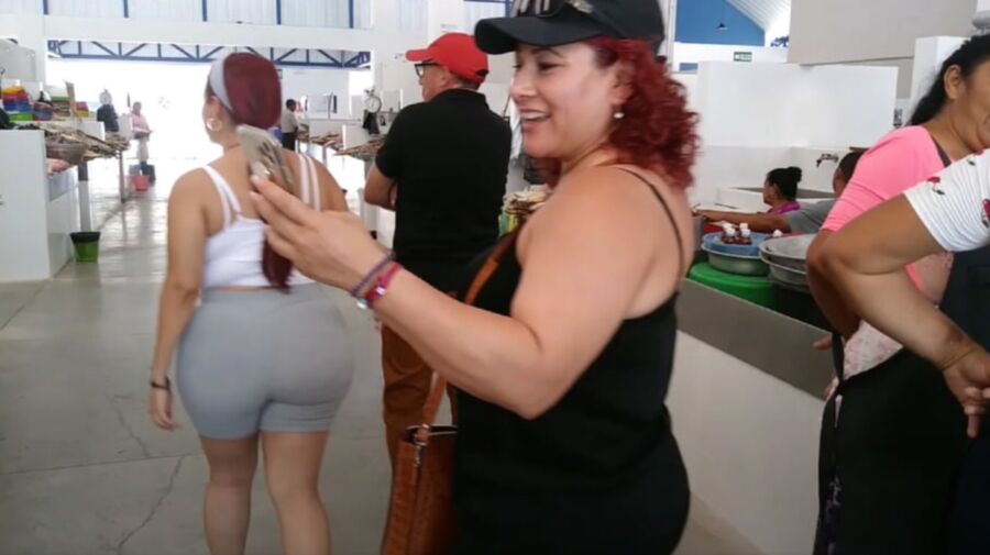 Morrita Megaculona de compras en el mercado con su mama
