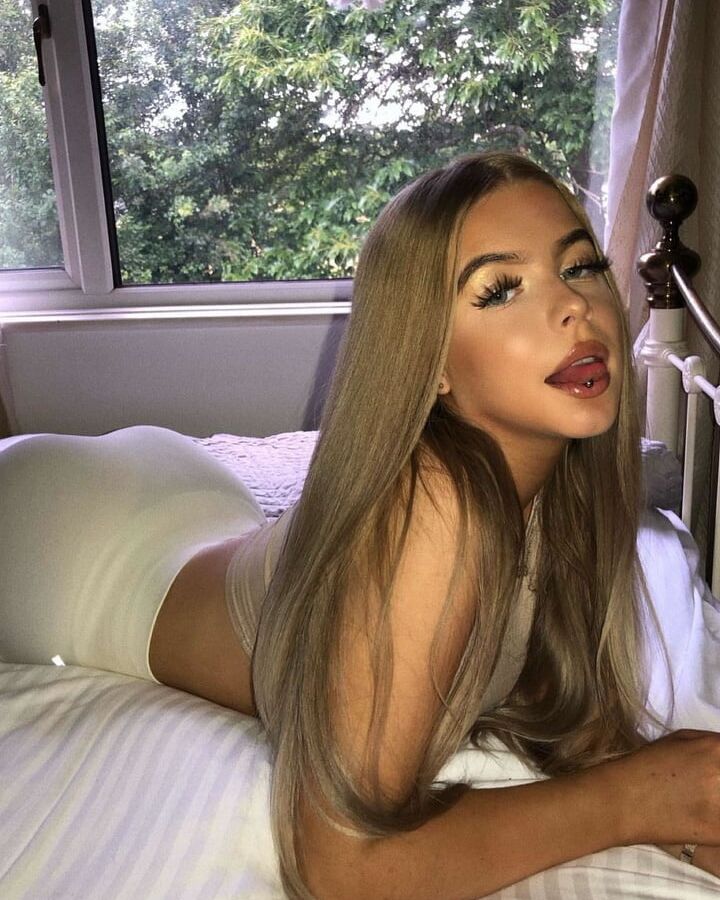 Over the shoulder ass selfie