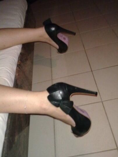 Gozando no pezinho da esposa Puta