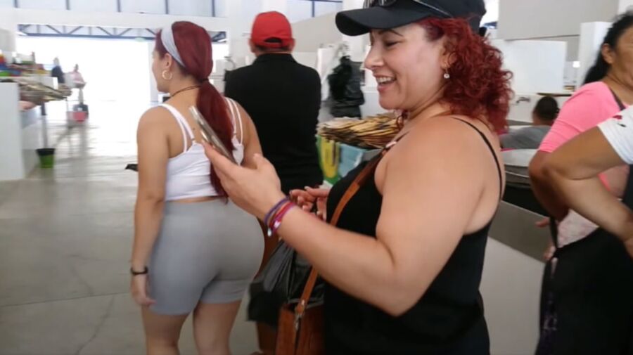 Morrita Megaculona de compras en el mercado con su mama