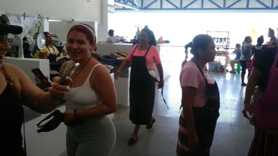 Morrita Megaculona de compras en el mercado con su mama