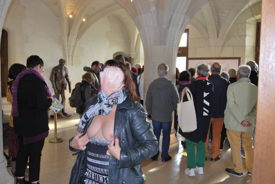 dans la foule....Exhibited in the crowd