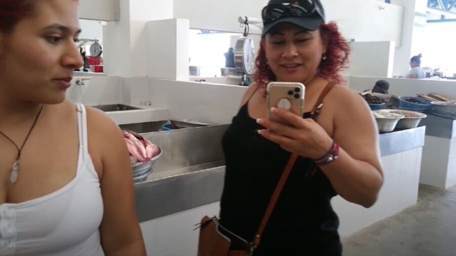 Morrita Megaculona de compras en el mercado con su mama
