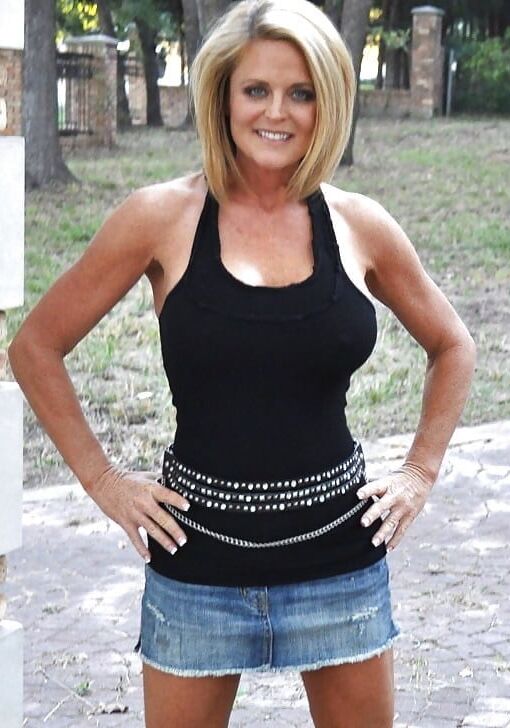 AMAZING BODY BLONDE MILF