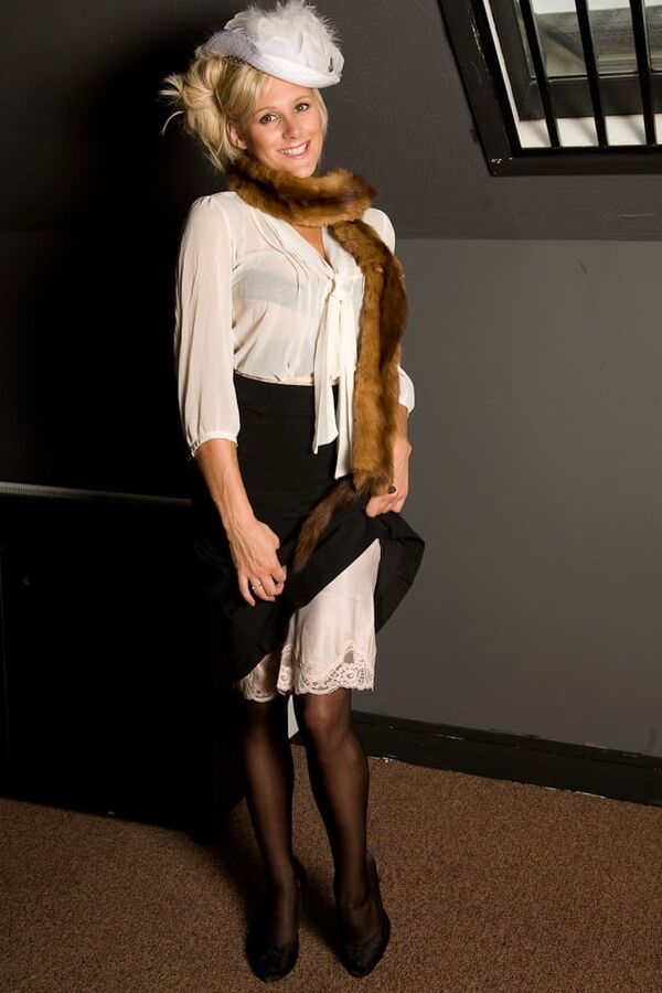 BLONDE STOCKING MILF POSING