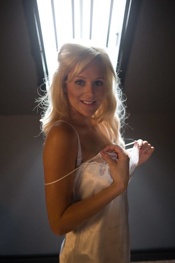 BLONDE STOCKING MILF POSING