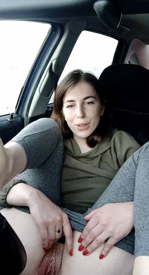 Nue dans la voiture
