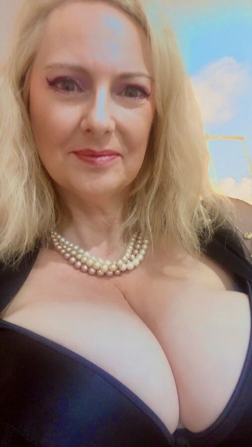 Sexy as fuck Chunky MILF Slut