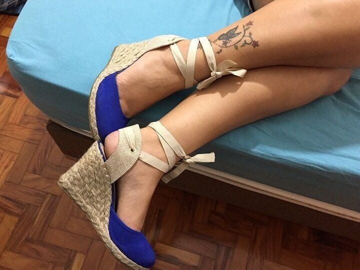 Gozando no pezinho da esposa Puta