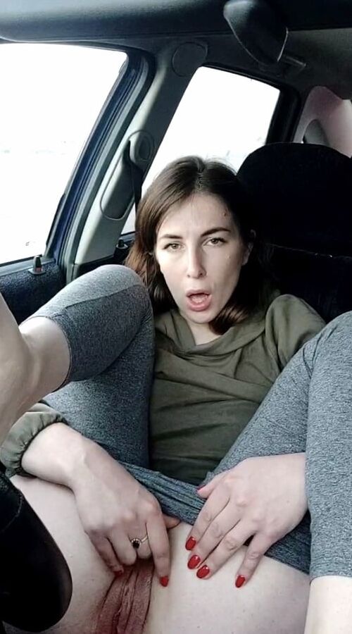 Nue dans la voiture