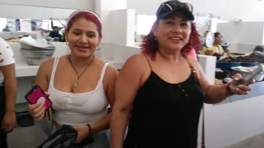 Morrita Megaculona de compras en el mercado con su mama